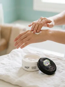 Aplicando la crema N°5 en las manos