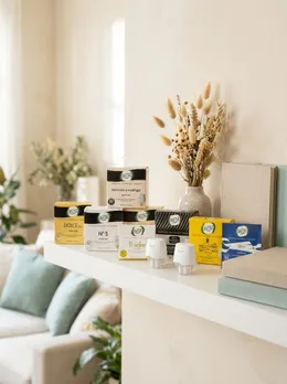 Cajas del difusor eléctrico Dafne en una balda del salón