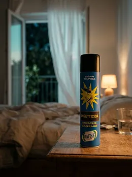 Insecticida Dafne en la mesita una noche de verano