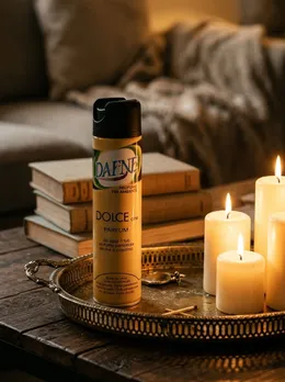 Spray Dolce one sobre bandeja de latón con velas
